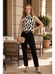 SOULSHAE Bluzka w kolorze białym rozmiar: L/XL. Białe bluzki damskie SOULSHAE, l, bez wzorów, bez kołnierzyka, bez ramiączek. Za 83.95 zł.