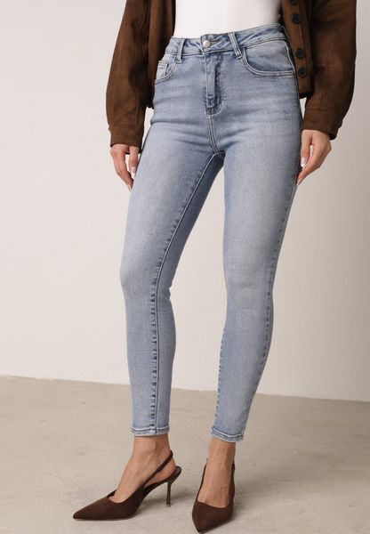 Niebieskie Dopasowane Bawełniane Jeansy Neviline. Niebieskie jeansy damskie Born2be. Za 99.99 zł.