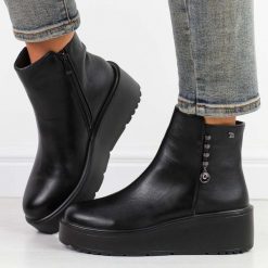 Czarne botki damskie na platformie T.Sokolski Z24-169. Czarne botki damskie Sokolski, na jesień, z polaru, eleganckie, z okrągłym noskiem, bez obcasa, na platformie, bez zapięcia. Za 219.00 zł.