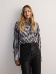 Bawełniana koszula w kratę - czarny. Czarne koszule damskie Reserved, l, bez wzorów, z bawełny, bez kołnierzyka, bez ramiączek. W wyprzedaży za 69.99 zł.