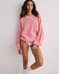 Damska bluza dzianinowa, luźny krój, okrągły dekolt aim'n pudrowy róż. Brązowe bluzy sportowe damskie Aim'n, l, z aplikacjami, z bawełny, bez ramiączek, bez kaptura. Za 285.00 zł.
