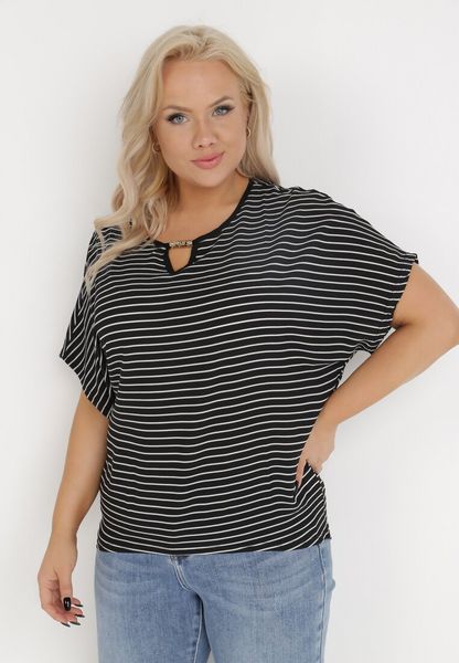 Czarna Bluzka z Wiskozy Thessilla. Czarne bluzki damskie Born2be, m, z aplikacjami, z wiskozy, bez kołnierzyka, bez ramiączek. Za 39.99 zł.