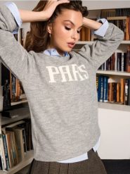 Sweter z napisem - szary. Szare swetry klasyczne damskie Sinsay, l, bez kołnierzyka. Za 49.99 zł.