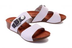 DR. BRINKMANN 700959-3 weiss, klapki damskie. Białe klapki damskie Dr. Brinkmann, bez wzorów, ze skóry, bez obcasa. Za 274.90 zł.