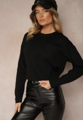 Czarny Pudełkowy Sweter Zdobiony Wzorzystą Kieszonką Zeanila. Czarne swetry klasyczne damskie Renee, bez kołnierzyka. Za 79.99 zł.
