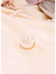 L'Atelier de Gaia Pozłacany pierścionek z perłami rozmiar: onesize. Białe pierścionki damskie L'Atelier de Gaia, z perłą, pozłacane. Za 43.99 zł.