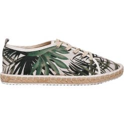 WIĄZANE ESPADRYLE W EGZOTYCZNY NADRUK. Zielone espadryle damskie TOP SECRET, bez wzorów, z tkaniny, bez obcasa. W wyprzedaży za 29.99 zł.