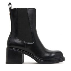 Botki Armani Exchange. Czarne botki damskie Armani Exchange, bez obcasa, na słupku, bez zapięcia. Za 1,059.00 zł.