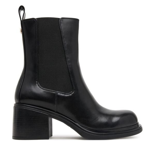 Botki Armani Exchange. Czarne botki damskie Armani Exchange, bez obcasa, na słupku, bez zapięcia. Za 1,059.00 zł.