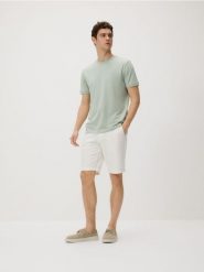 Bawełniane szorty chino - złamana biel. Szorty męskie Reserved, bez wzorów, z bawełny. Za 119.99 zł.