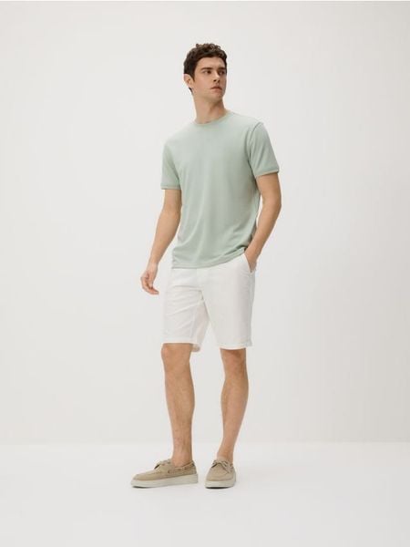 Bawełniane szorty chino - złamana biel. Szorty męskie Reserved, z bawełny, bez kołnierzyka. Za 119.99 zł.