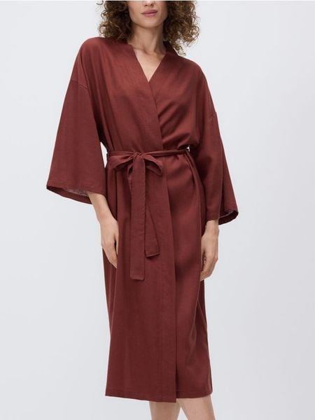 Szlafrok z dodatkiem lnu - karminowy. Czerwone szlafroki damskie Reserved, l, bez wzorów, z lyocellu. W wyprzedaży za 69.99 zł.