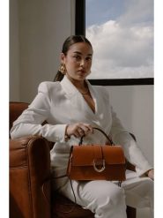 Christian Laurier Skórzana torebka "Katya" w kolorze jasnobrązowym - 25 x 14 x 8 cm rozmiar: onesize. Brązowe torebki klasyczne damskie Christian Laurier, bez wzorów, z materiału, bez dodatków. Za 326.99 zł.