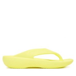 Japonki Crocs. Żółte klapki damskie Crocs, bez wzorów, bez obcasa. Za 139.99 zł.