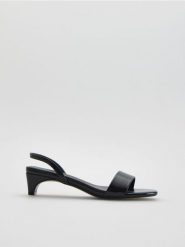 Sandały na obcasie - bordowy. Czerwone sandały damskie Reserved, bez wzorów, ze skóry, bez obcasa, na obcasie. Za 149.99 zł.