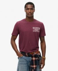 Superdry T‑shirt Athletic College z nadrukiem — 100% bawełna, krój relaxed. Fioletowe t-shirty damskie Superdry., xl, bez wzorów, z bawełny, bez kołnierzyka. Za 145.20 zł.