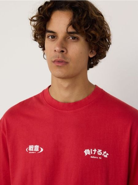 T-shirt loose z nadrukiem - intenstywna czerwień. Czerwone t-shirty męskie Reserved, l, bez wzorów, z bawełny, bez kołnierzyka. W wyprzedaży za 32.99 zł.