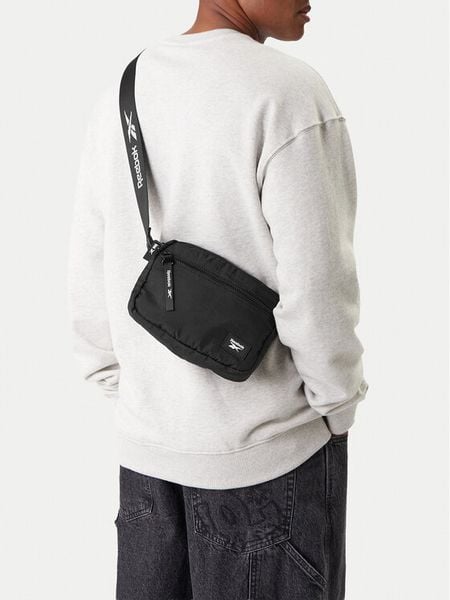 Reebok Torebka CEOWB-RBK-KL-003-09 Czarny. Czarne listonoszki damskie Reebok, bez wzorów, z materiału, bez dodatków. Za 69.99 zł.