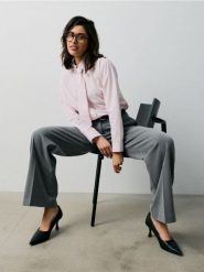 Bawełniana koszula oversize w paski, z krawatem - wielobarwny. Koszule damskie Sinsay, l, bez wzorów, z bawełny, bez kołnierzyka, bez ramiączek. Za 49.99 zł.