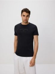 T-shirt slim fit z nadrukiem - czarny. Czarne t-shirty męskie Reserved, l, bez wzorów, z bawełny, bez kołnierzyka. W wyprzedaży za 55.99 zł.