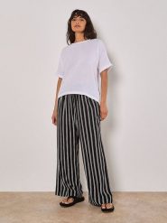 Apricot Koszulka w kolorze białym rozmiar: S. Białe bluzki damskie Apricot, s, bez wzorów, z bawełny, bez kołnierzyka, bez ramiączek. Za 66.47 zł.