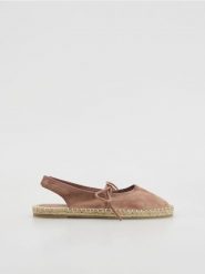Zamszowe espadryle z wiązaniem - brązowy. Brązowe espadryle damskie Reserved, bez wzorów, z zamszu, bez obcasa. Za 159.99 zł.