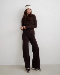 Damskie spodnie luźne, wysoki stan, kieszenie na zamek, ciepłe, pintuck kakaowe. Brązowe spodnie materiałowe damskie Aim'n, bez wzorów, z elastanu, eleganckie, z podwyższonym stanem, moda ciążowa. Za 394.00 zł.