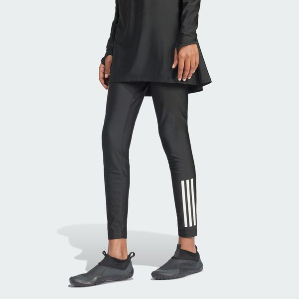 Legginsy 3-Stripes Swim. Czarne legginsy damskie Adidas, bez wzorów, z elastanu, na fitness i siłownię. Za 297.75 zł.