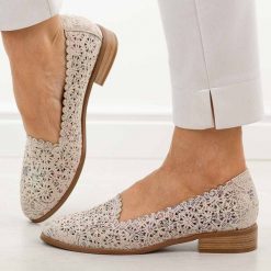 Beżowe ażurowe półbuty damskie Potocki 12320. Brązowe półbuty damskie POTOCKI, w ażurowe wzory, ze skóry, eleganckie, z okrągłym noskiem, bez obcasa, na obcasie. Za 169.00 zł.