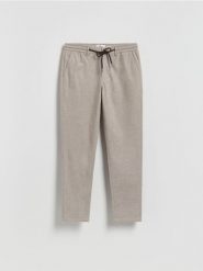 Spodnie carrot z wiązaniem - beżowy. Brązowe spodnie materiałowe męskie Reserved, bez wzorów, z tkaniny. Za 149.99 zł.