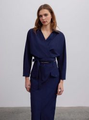 BGN Bluzka w kolorze granatowym rozmiar: 38. Niebieskie bluzki damskie BGN, bez wzorów, bez kołnierzyka, bez ramiączek. Za 52.42 zł.