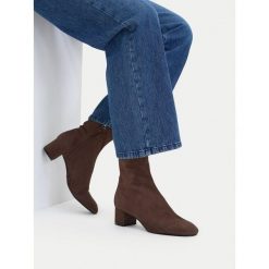 Botki GINO ROSSI. Brązowe botki damskie Gino Rossi, bez obcasa, na słupku, bez zapięcia. Za 329.99 zł.