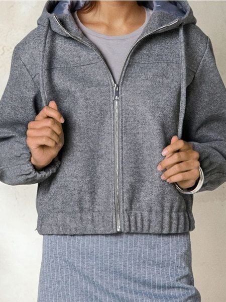 Przejściowa kurtka z kapturem - szary. Szare kurtki damskie Sinsay, l, bez wzorów, z kapturem. W wyprzedaży za 55.99 zł.