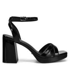 Sandały DeeZee. Białe sandały damskie DeeZee, bez wzorów, bez obcasa, na słupku. Za 129.99 zł.
