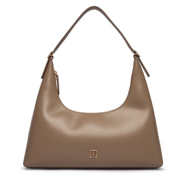 Torebka Calvin Klein. Brązowe torebki klasyczne damskie CALVIN KLEIN, bez wzorów, bez dodatków. Za 769.99 zł.