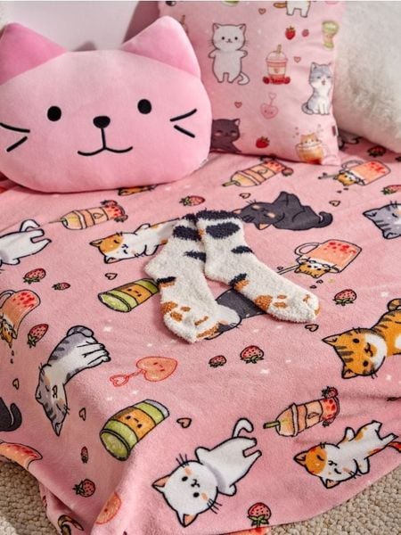 Zestaw: koc i skarpetki z motywem kotów - wielobarwny. Skarpetki damskie Sinsay, bez wzorów. Za 35.99 zł.