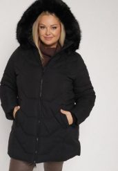 Czarna Pikowana Kurtka Zimowa z Kapturem i Futrem z Możliwością Odpięcia Fedrika. Czarne kurtki damskie Born2be, na zimę, plus size, bez wzorów, z dzianiny, z kapturem. Za 269.99 zł.