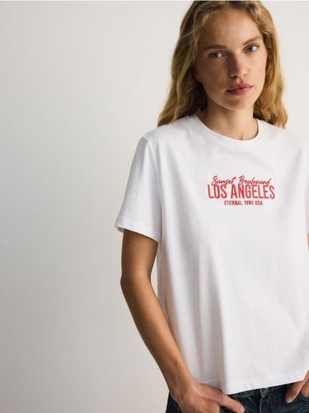 T-shirt z haftem - biały. Białe t-shirty damskie Reserved, l, bez wzorów, z bawełny, bez kołnierzyka. W wyprzedaży za 22.99 zł.