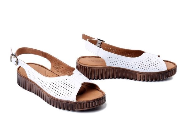 KOCH 030.332.3267 white, sandały damskie. Białe sandały damskie KOCH, bez wzorów, z gumy, bez obcasa. Za 239.90 zł.