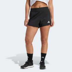Spodenki fitness damskie ADIDAS 3S Pacer. Białe spodenki sportowe damskie Adidas, bez wzorów, ze skóry, klasyczne, z podwyższonym stanem. Za 159.99 zł.