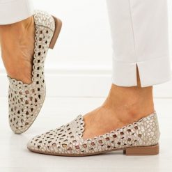 Beżowe skórzane ażurowe półbuty damskie Filippo Dp7710/26. Brązowe półbuty damskie Filippo, w ażurowe wzory, z jeansu, biznesowe, z okrągłym noskiem, bez obcasa, na płaskiej podeszwie. Za 219.00 zł.