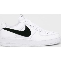 Nike Sportswear - Buty Air Force 1 '07 PRM 2. Białe buty sportowe na co dzień damskie Nike Sportswear, z gumy, bez zapięcia. W wyprzedaży za 479.90 zł.