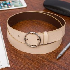 Skórzany pasek damski do spodni sukienki cielista skóra nat. 3,5 cm Beltimore B85 : Kolory - ecru, kremowy, Rozmiar pasków - r.105-120 cm. Białe sukienki damskie bez wzorów, ze skóry, bez kołnierzyka, bez ramiączek. Za 49.90 zł.