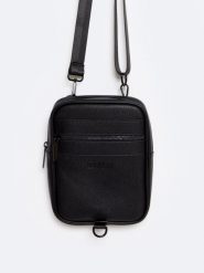 Torba męska typu crossbody ze skóry ekologicznej czarna Matsel 906. Czarne torby męskie na ramię Big Star, bez wzorów, ze skóry ekologicznej, na ramię, małe. W wyprzedaży za 79.99 zł.