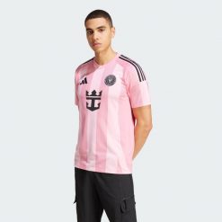 Koszulka Inter Miami CF 25/26 Home. Czerwone t-shirty sportowe męskie Adidas, l, z materiału, bez ramiączek, do piłki nożnej. Za 449.00 zł.