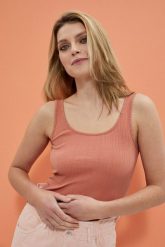 Bawełniany top ceglasty. Czerwone topy damskie MOODO, l, bez wzorów, z bawełny, bez kołnierzyka. W wyprzedaży za 9.99 zł.