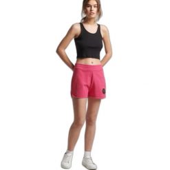 Spodenki turystyczne damskie Superdry Vintage Cali. Czerwone szorty damskie Superdry., bez wzorów, z bawełny, vintage. W wyprzedaży za 126.00 zł.
