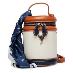 Torebka Guess. Brązowe torebki klasyczne damskie Guess, z aplikacjami, bez dodatków. Za 299.99 zł.