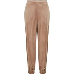 Damskie spodnie dresowe z wysokim stanem wykonane z weluru, o kroju z bufiastymi. Brązowe spodnie dresowe damskie Urban Classics, z dresówki. Za 198.50 zł.