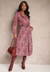 Czerwona Sukienka z Bawełny w Panterkowy Print o Koszulowym Kroju Wiązana w Pasie Inoraelis. Czerwone sukienki damskie Renee, na co dzień, l, bez wzorów, z bawełny, eleganckie, bez kołnierzyka, bez ramiączek, midi, koszulowe. W wyprzedaży za 111.99 zł.